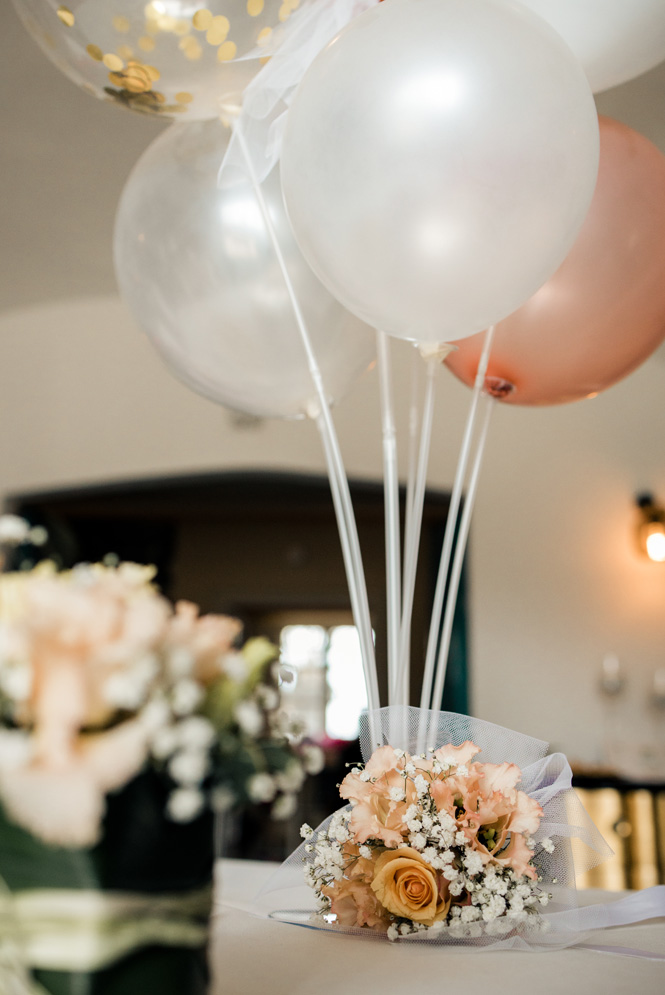 Dettaglio allestimento comunione con palloncini